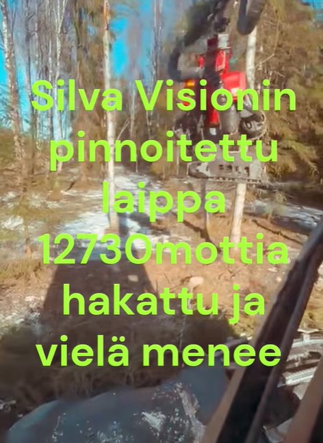 Metsämaisema, jossa näkyy kaivinkone ja teksti “Silva Visionin pinnoitettu laippa 12730mottia hakattu ja vielä menee”.